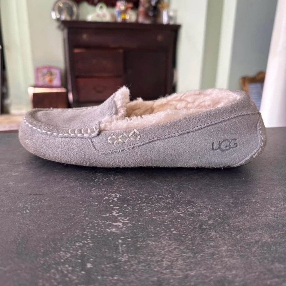 UGG Women's Ansley Moccasin Slippers Light Gray Wool Lining Rubber Sole Size 7.